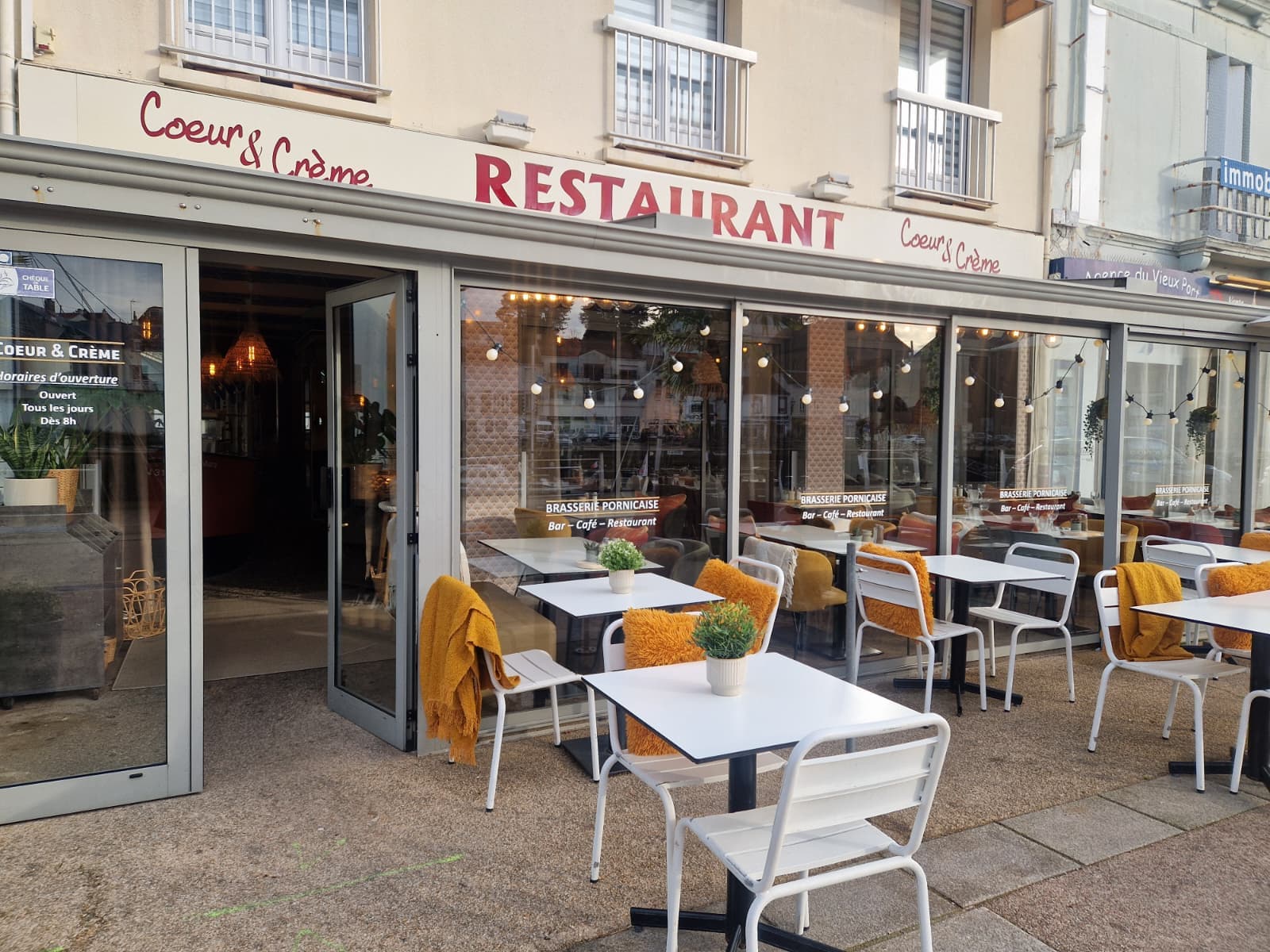 Entree et terrasse du restaurant Coeur et Creme a Pornic avec tables et chaises